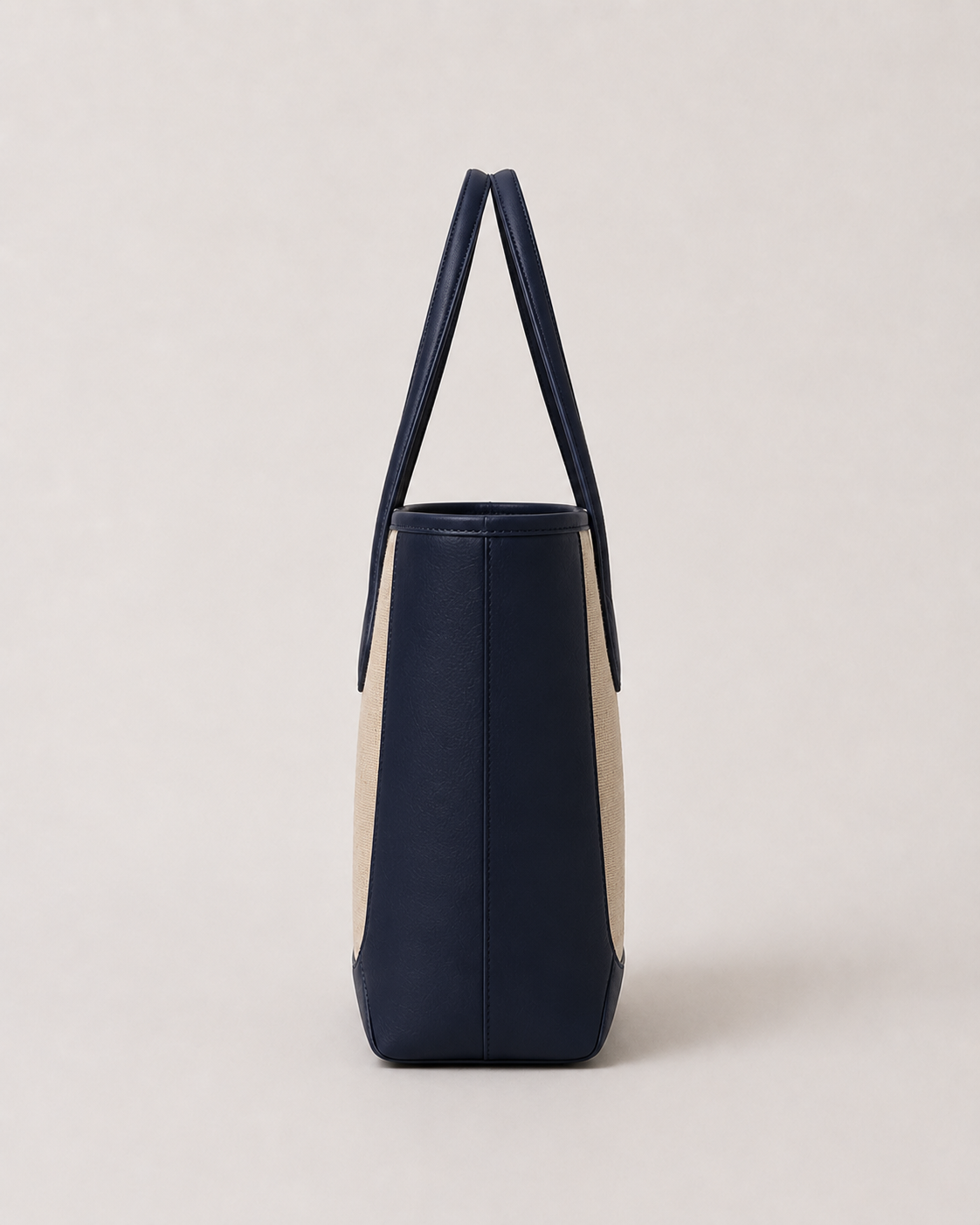 Lino de canva beige y piel azul marino, vista tres cuartos#Color_Azul marino/Beige
