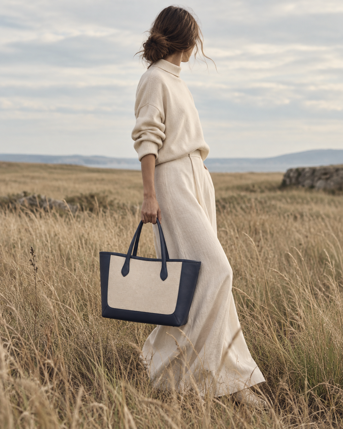 Bolso CHAGOM Lino azul marino y beige llevado por modelo en paisaje natural