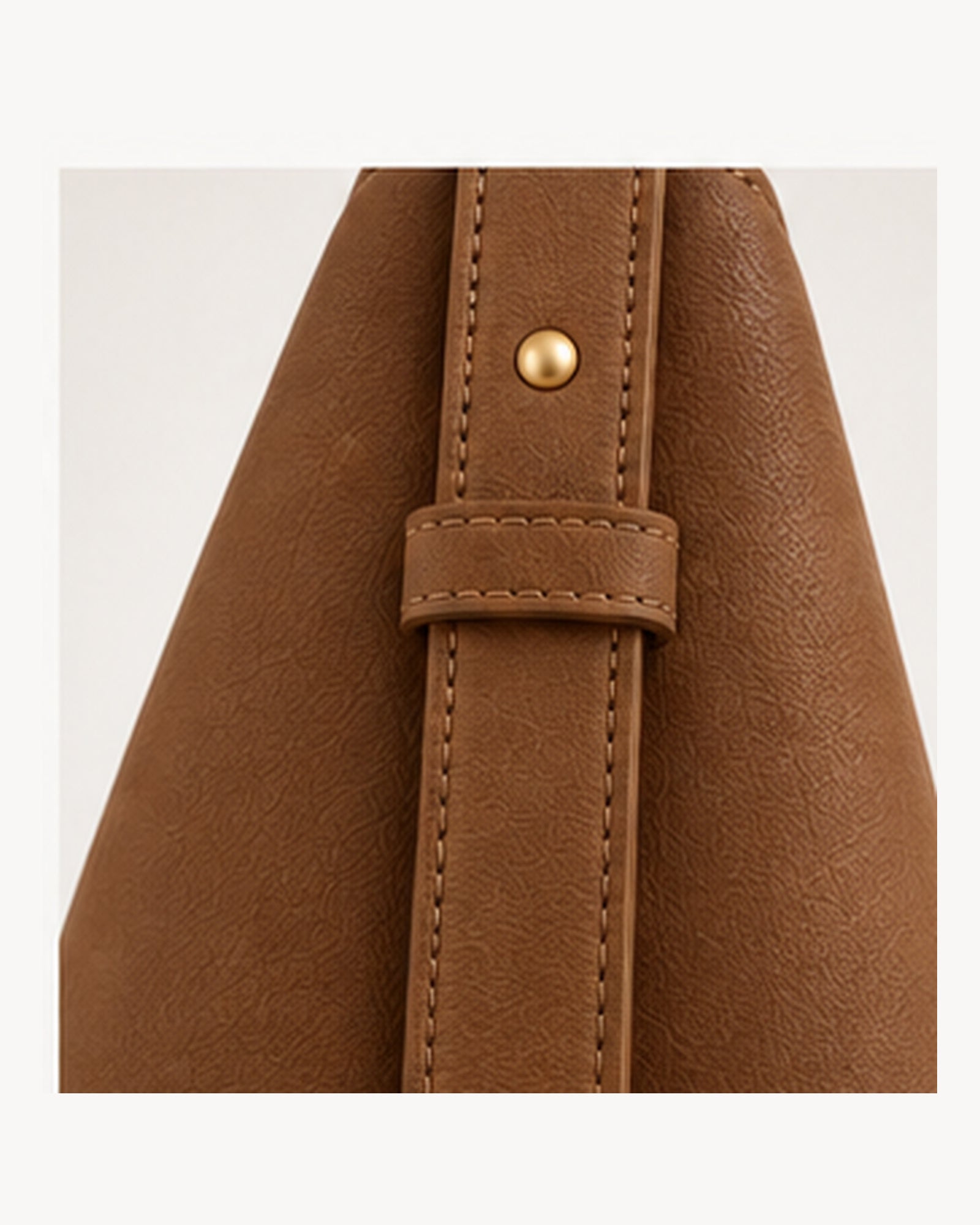 Detalle lateral con trabilla y herraje del bolso de piel SENDA 36 de CHAGOM en color camel#Color_Camel
