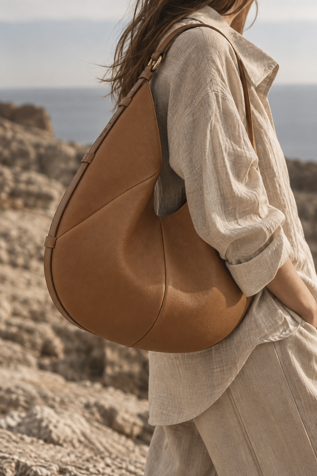 Bolso SENDA 36 camel CHAGOM llevado en movimiento por modelo#Color_Camel