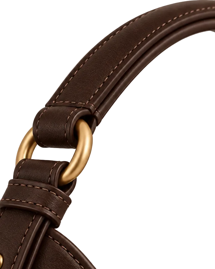 Detalle del asa y herraje dorado del bolso de piel SENDA 36 de CHAGOM en color chocolate#Color_Chocolate