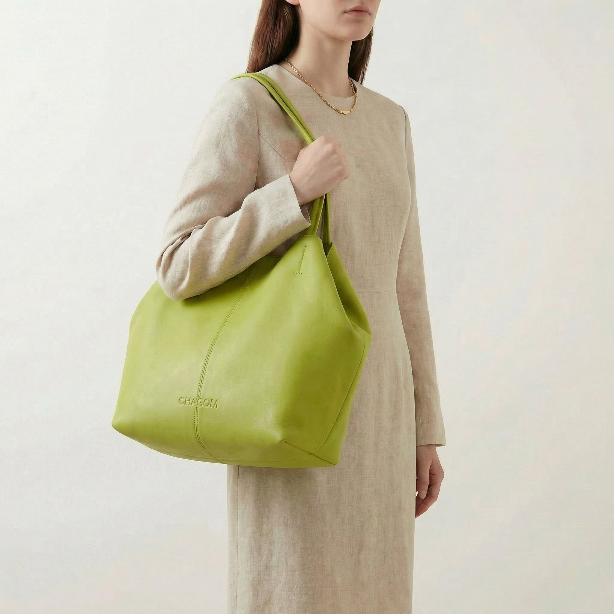 Bolso CHAGOM llevado al hombro para apreciar sus proporciones
