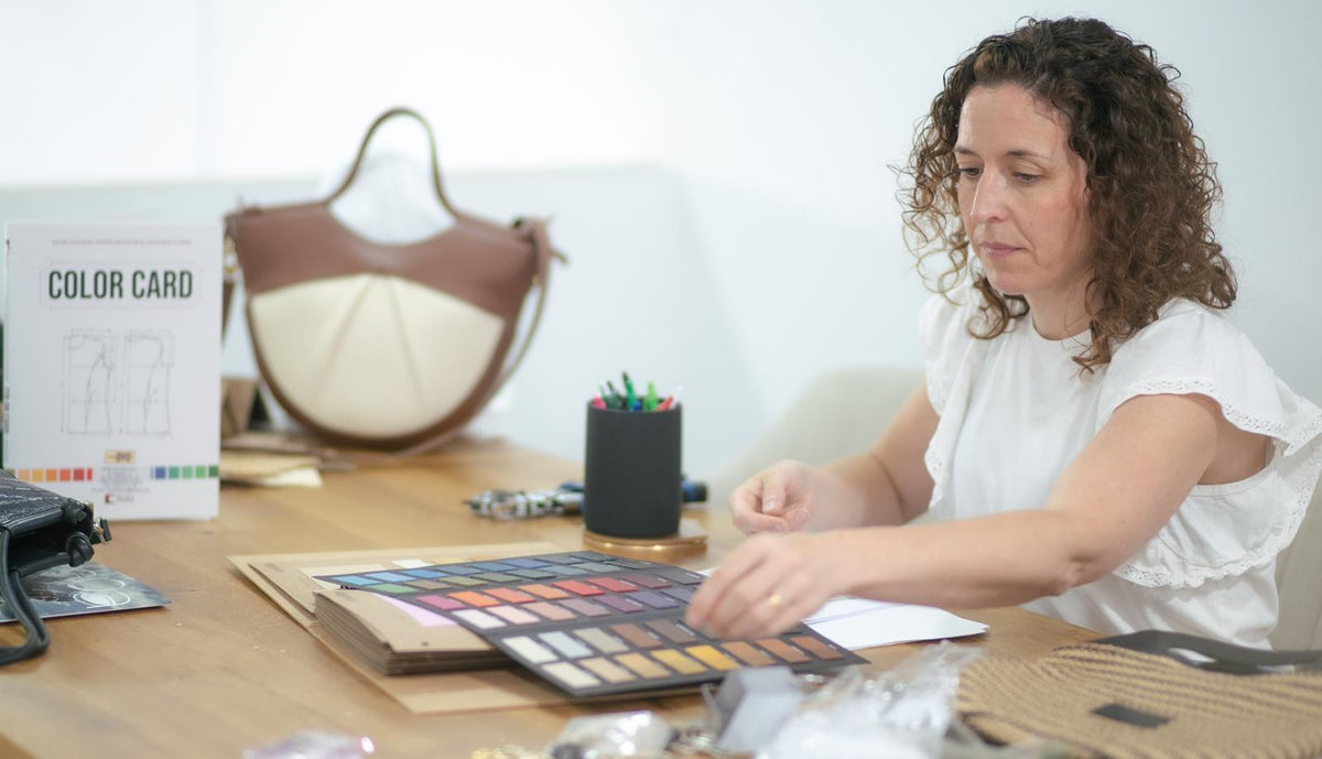 Selección de pieles y materiales para bolsos CHAGOM