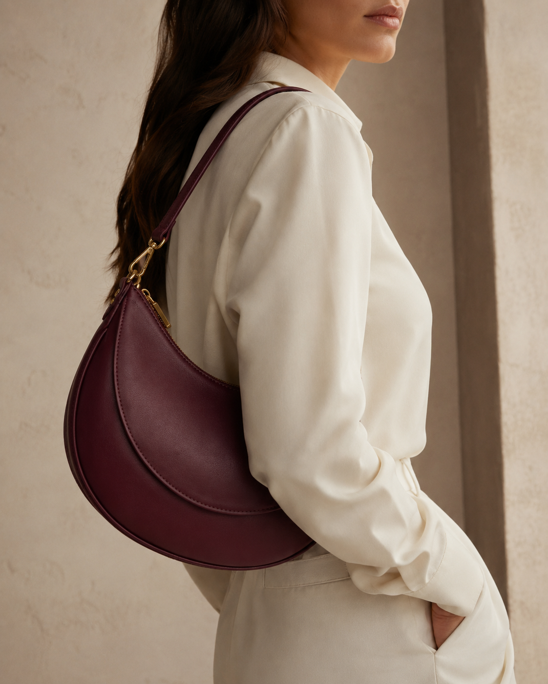 Mujer con bolso de piel CHAGOM fabricado en Ubrique