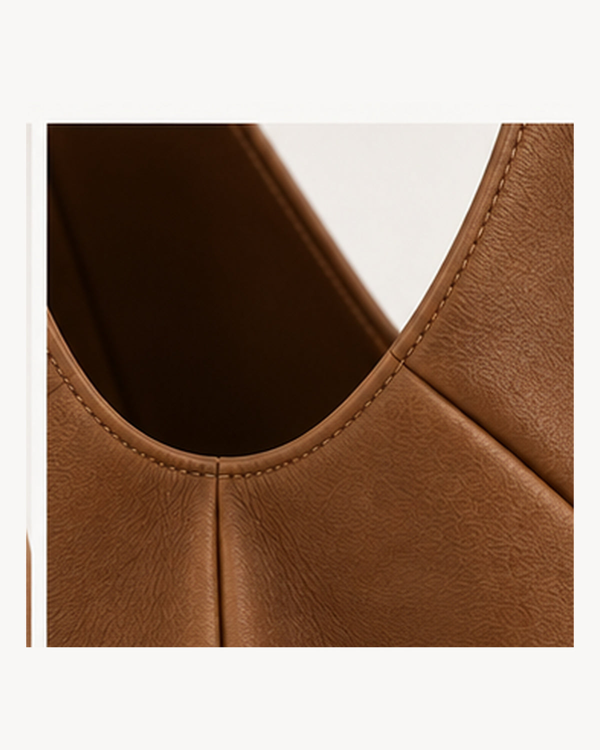 Detalle del acabado, costuras y abertura del bolso de piel SENDA 36 de CHAGOM en color camel#Color_Camel