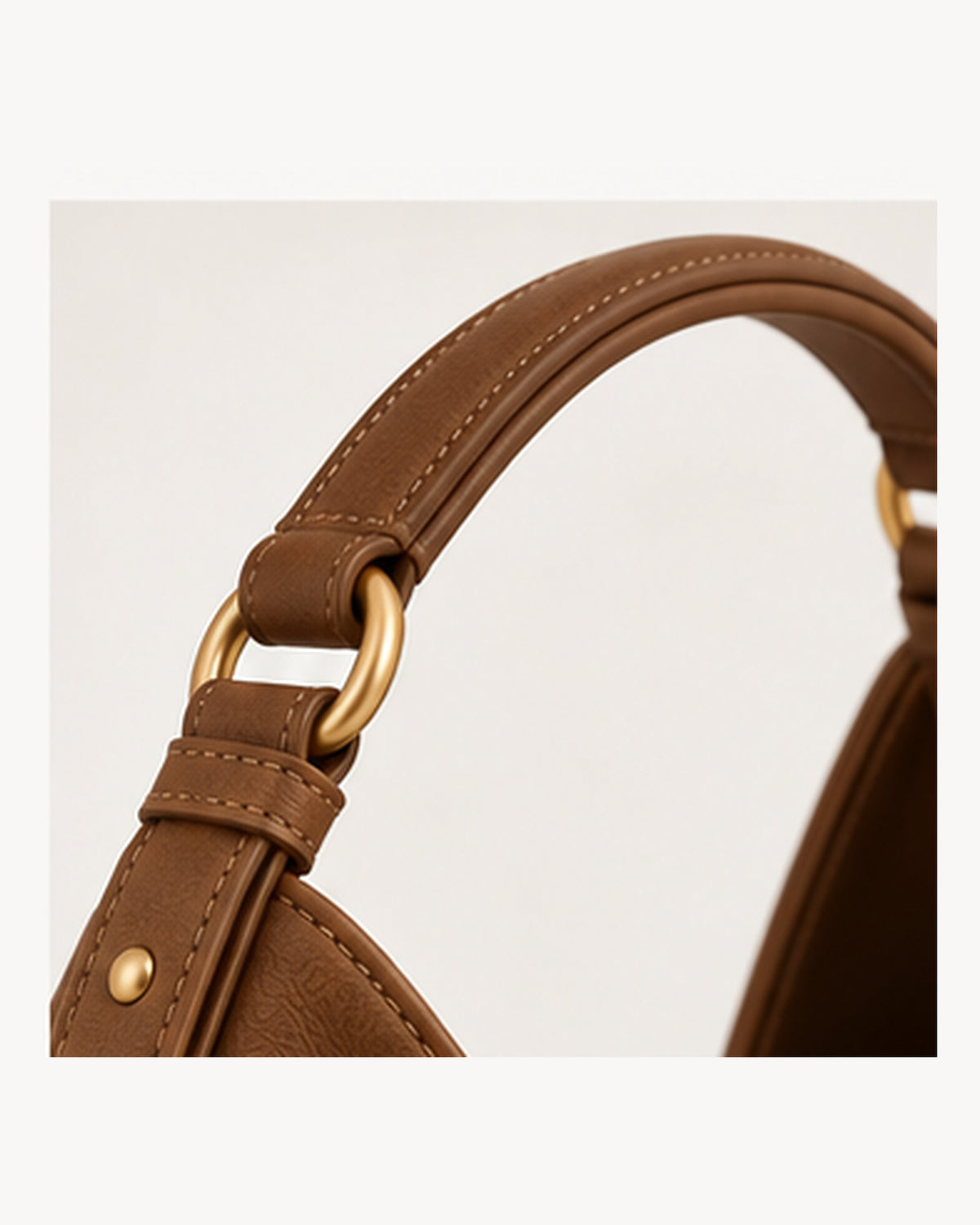 Detalle del asa y herraje dorado del bolso de piel SENDA 36 de CHAGOM en color camel#Color_Camel