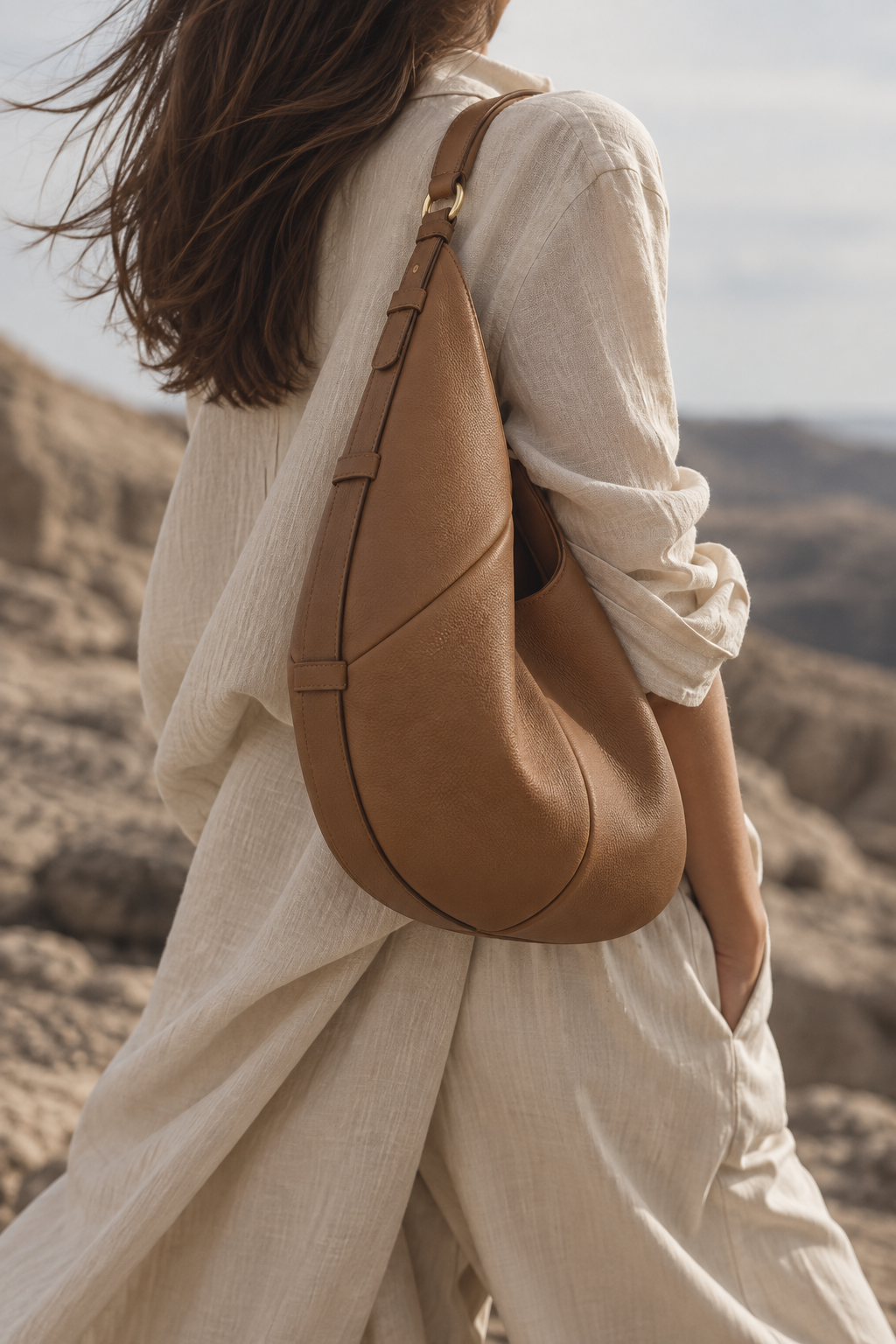 Bolso hobo SENDA 36 camel CHAGOM llevado al hombro por modelo#Color_Camel