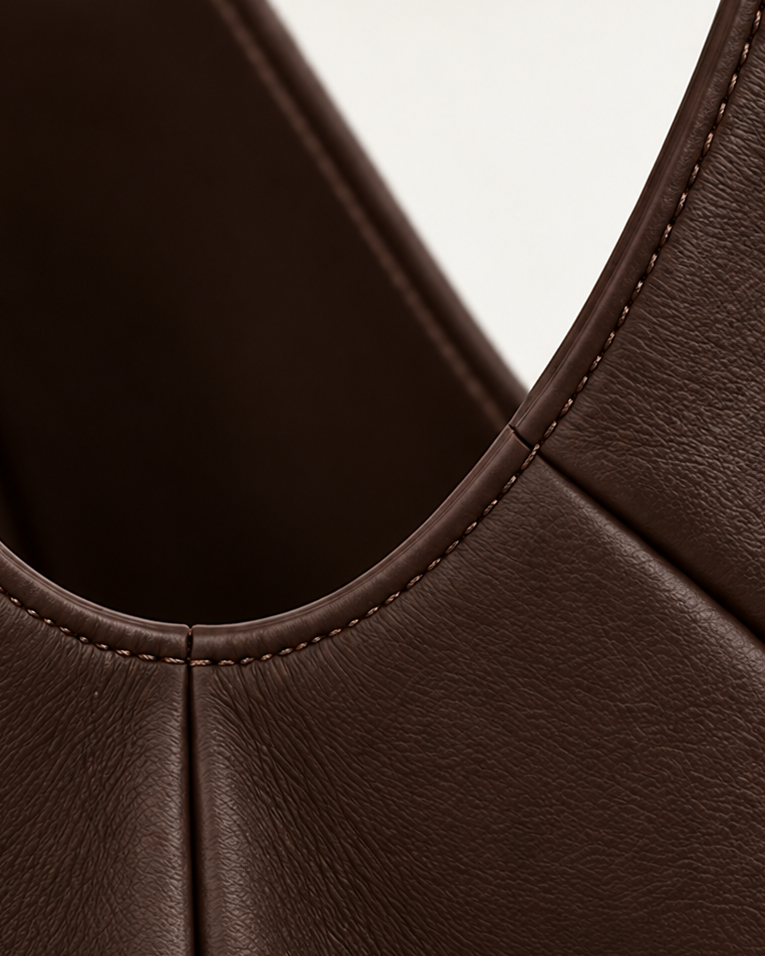Detalle del acabado, costuras y abertura del bolso de piel SENDA 36 de CHAGOM en color chocolate#Color_Chocolate