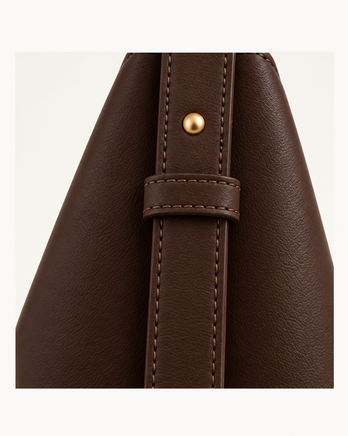 Detalle lateral con trabilla y herraje del bolso de piel SENDA 36 de CHAGOM en color chocolate#Color_Chocolate