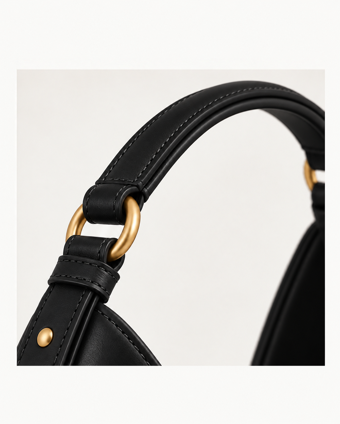 Detalle del asa y herraje dorado del bolso de piel SENDA 36 de CHAGOM en color negro#Color_Negro