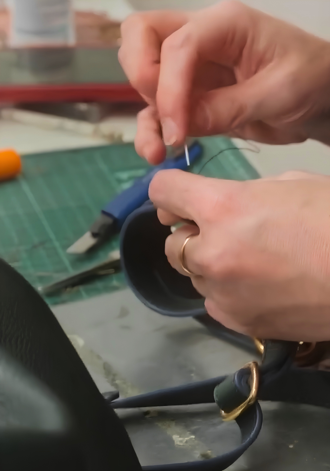 Artesanos de Ubrique trabajando la piel para bolsos CHAGOM